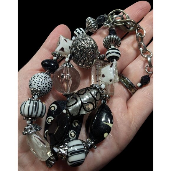 Handmade Chunky Abstract Black And White Glass Beaded Necklace - Picture 5 of 6